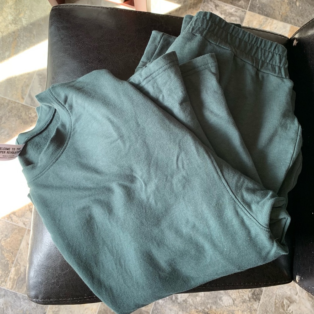 Matching jogger and sweatshirt set. Forest green.